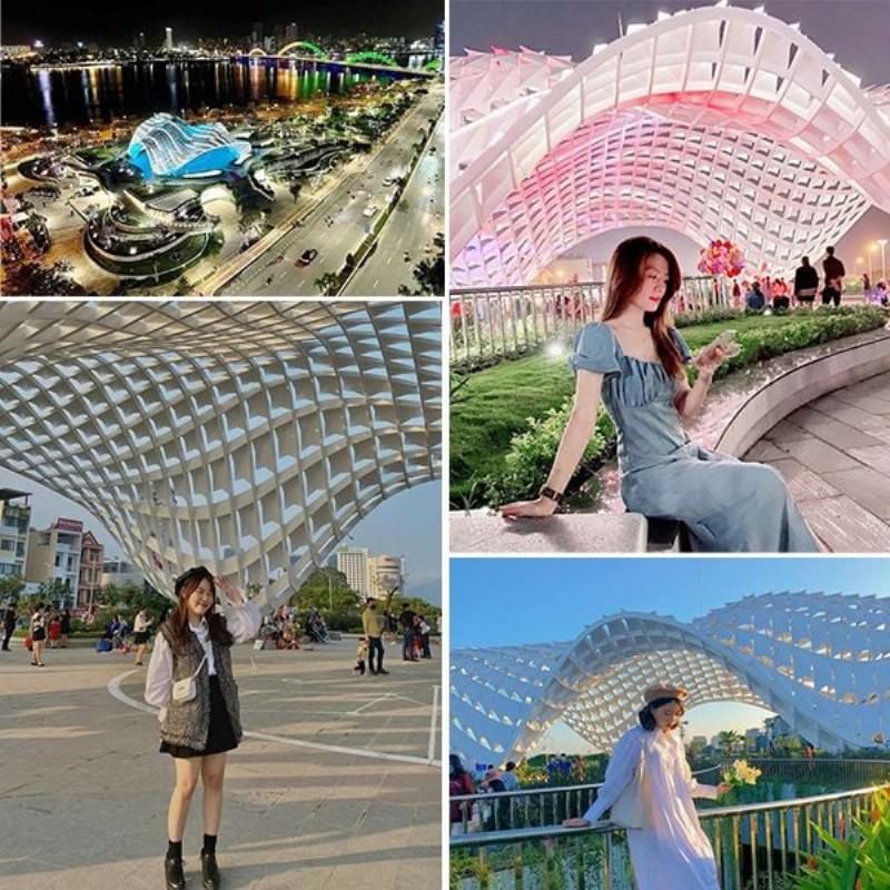 Hình ảnh một nhóm bạn trẻ hoặc cặp đôi đang tạo dáng chụp ảnh check-in vui vẻ tại cầu tình yêu Đà Nẵng, phía sau là đèn lồng và sông Hàn
